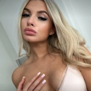 Amelia Lee 🏆#1 BLONDE GF ON OF 👱🏻‍♀️
