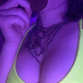 Bee 🦋🌸💓👅