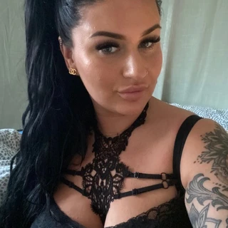 Brunette with blue eyes 🖤💙