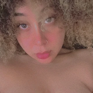 𝓒𝓱𝓮𝔂𝓫𝓫𝔁𝔁𝔁👸🏽