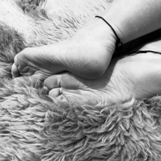 Danielle Black 💛 feet 👣