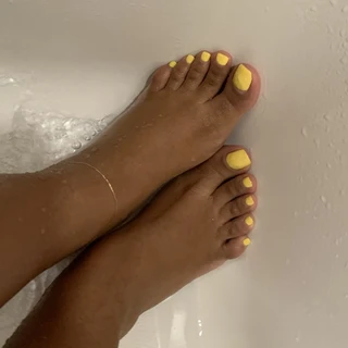 Deedee’s_feet_2pretty