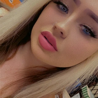 Ellee Bee 🍑