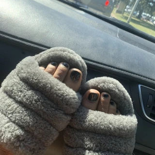 Goddess with the cute feet 🦶