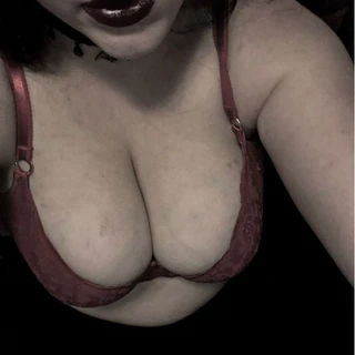 goth bimbo 🦇🔪