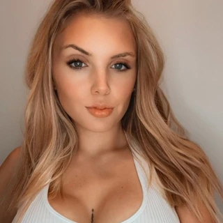 Holli Blonde 🍒