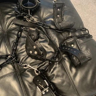 Leatherdom9”