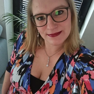 Maya Bet curvy