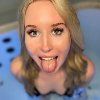 Mia Peach 🍑