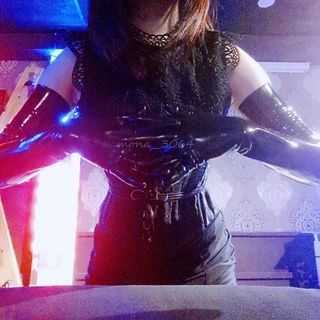 Mistress Mona。