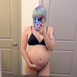 Pregnant alt babe