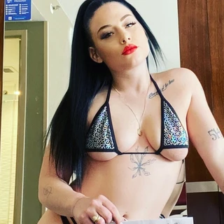 PetiteBombshell1
