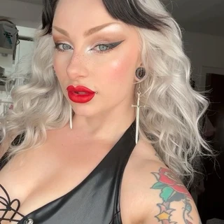 Polly ♡ Pinup Stripteaser