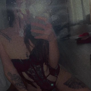 Tatted Yalternative babe 😈