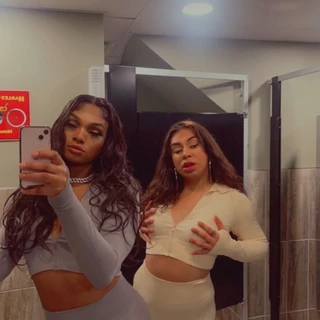 TheGworlsNextDoor