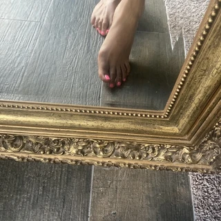 Pink toes on Eva