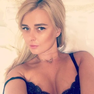 Hot real estate blonde agent 🔥