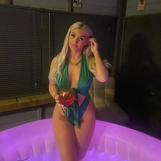 Petite blonde 👱🏼‍♀️