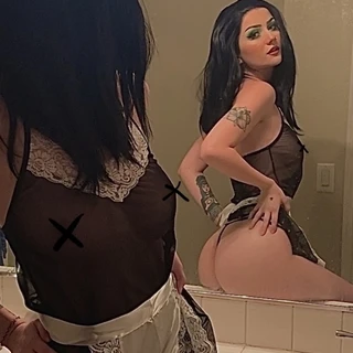 under boob queen