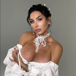 💟 Julia Ferrari 🟢 ONLINE NOW
