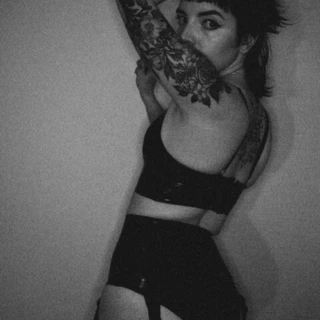 ❀